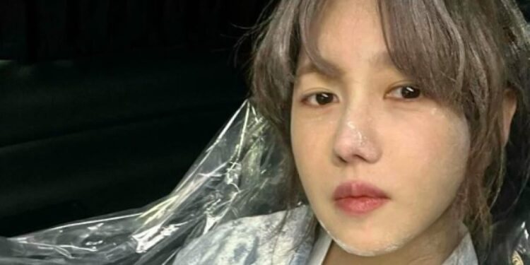 Lee Ji-ah Dazzles With Her Stunning Looks Despite Being Covered In Flour
