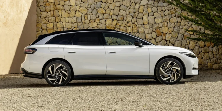 Latest Automobile Highlights: 2025 Porsche Panamera Hybrid Lineup Expansion and the Debut of VW ID.7