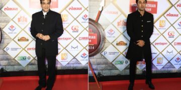 Glimpses of Bollywood Royalty: Ranbir Kapoor and Jeetendra at a Glitzy Award Ceremony