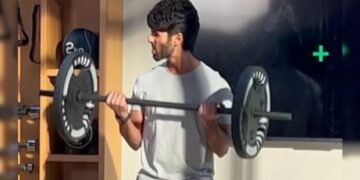 Kriti Sanon Reacts with Laughter to Shahid Kapoor’s “Light Weight” Workout Video