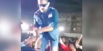 Controversy Strikes as Aditya Narayan Allegedly Throws Fan’s Mobile During Live Event