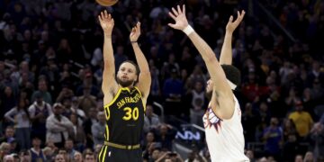 Warriors Triumph Over Suns as Curry Sinks Decisive 3-pointer in Final Second