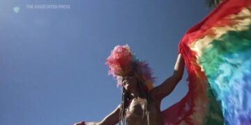 Stilt Performer Enlivens Rio’s Carnival with Vivid Display