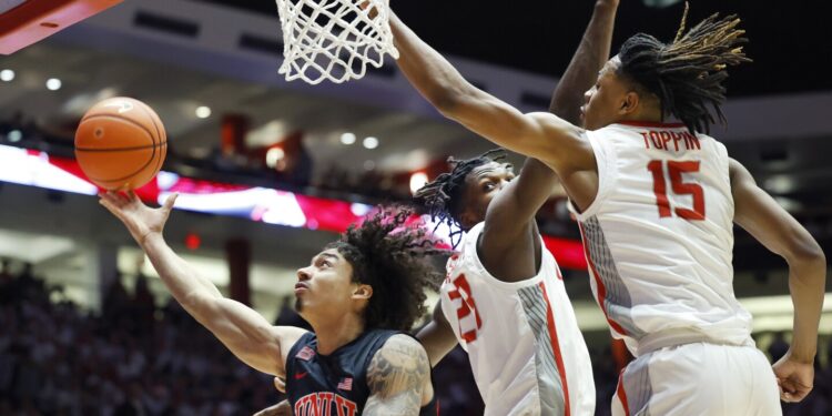 Thomas Scores 25 to Lead UNLV to Victory Over Ranked New Mexico, Completing Series Sweep