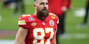 Chiefs’ Travis Kelce Shows Frustration By Bumping Into Coach Andy Reid