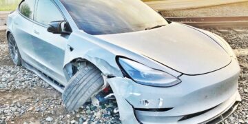 Tesla Model 3 on AutoPilot Almost Collides with Train in Dense Fog