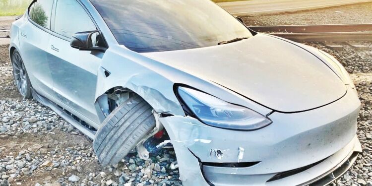Tesla Model 3 on AutoPilot Almost Collides with Train in Dense Fog
