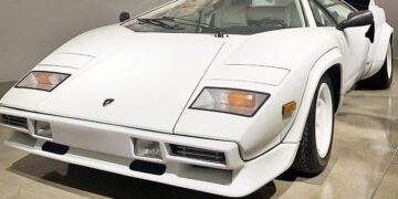 Iconic Supercars of the 1980s: A Nostalgic Review