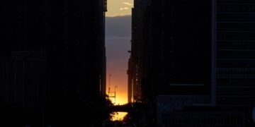 ‘Manhattanhenge’ Phenomenon Attracts Onlookers in NYC – Essential Details