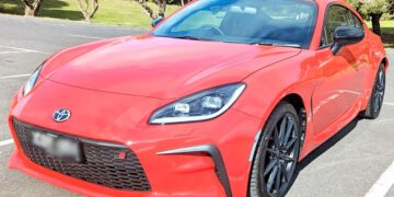 Comparing Toyota GR 86 with Mazda MX-5 Miata