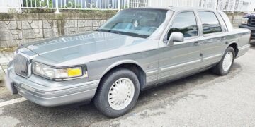 The Endearing Lincoln Town Car: America’s Sweetheart of the ’90s