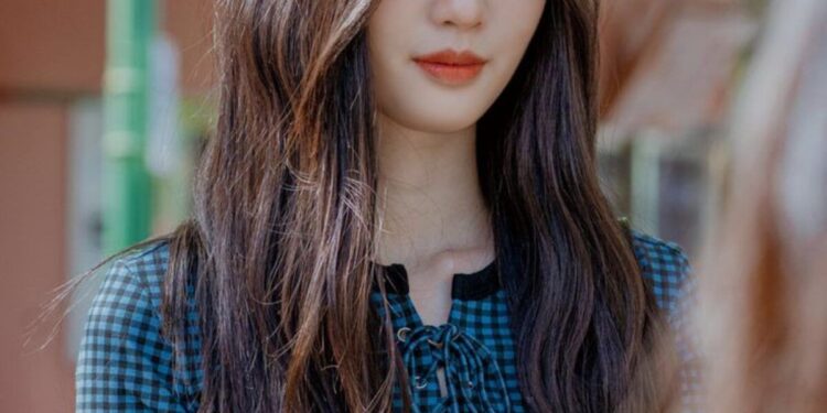 Apology Issued by Popular 5th Gen Girl Group Member for Opting Out of Dorm Living
