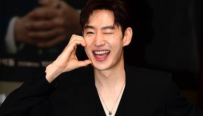 Actor Lee Je-hoon Earns Acclaim for Launching YouTube Series Dedicated to Indie Films