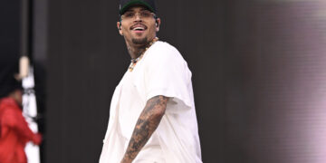 Audience Amazed by Chris Brown’s Professionalism Following Aerial Stunt Snafu at Live Concert