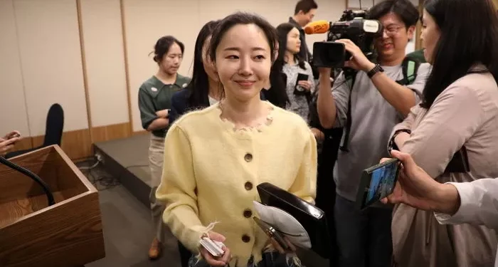 Why Did the Court Rule in Favor of Min Hee-jin? “Evidence for ‘Plagiarism of NewJeans by ILLIT and Discrimination against NewJeans’ Exists”