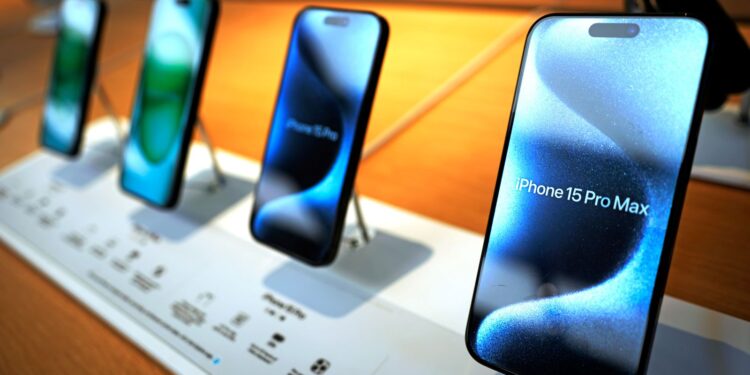 Could Artificial Intelligence Drive Consumers to Purchase Apple Products Once More? | Updates in Science & Technology