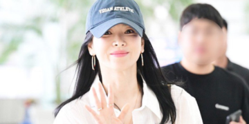 Song Hye-kyo Radiates Star Quality, Even in Simple Airplane Attire
