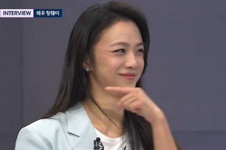 Tang Wei Engages in Playful Banter with Her Spouse, Kim Tae-yong, on ‘Newsroom’